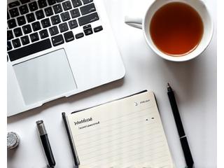 GTD 시스템을 상징하는 정돈된 작업 공간 이미지